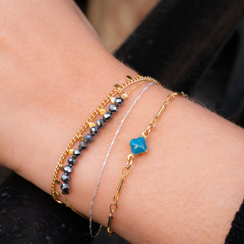 Thumbnail: Bijou bracelet Esmeralda gris, bracelet bleu, trèfle, bracelet moderne, bijou chic, Bijoux Le Droit à la Belle Vie, Paris