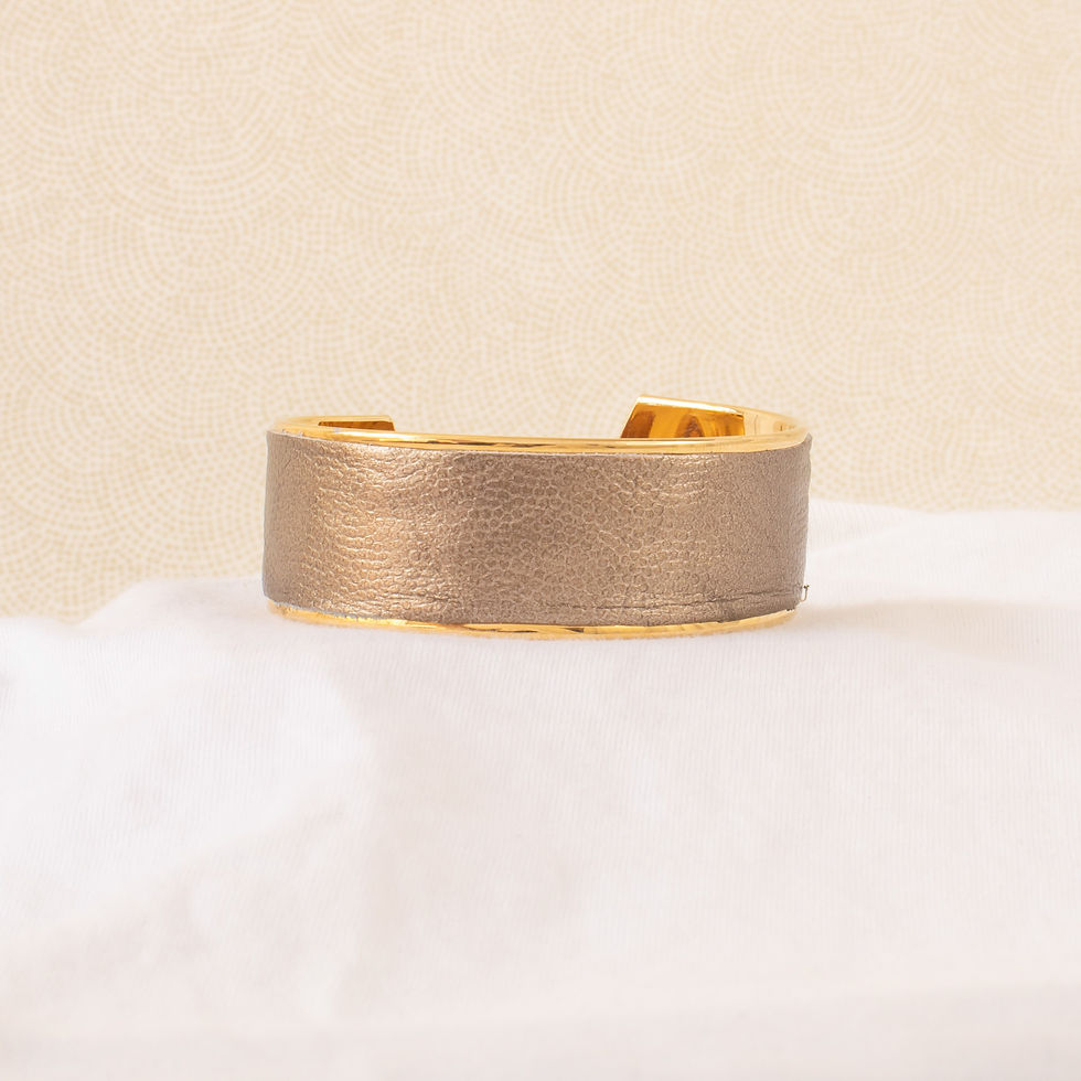 Manchette cuir doré métalisé, bracelet discret doré or fin et cuir recyclé doré, Le Droit à la Belle Vie, Paris