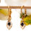 Miniature : Boucles d'oreilles mini feuille dorée, onyx noir, enfant, bijou discret, Le Droit à la Belle Vie, Bijoux créateur à Paris