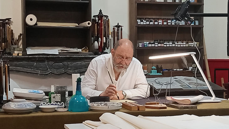 Pr. E Marié lors d'exercices de calligraphie