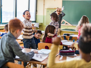 Tobende Kinder in der Klasse