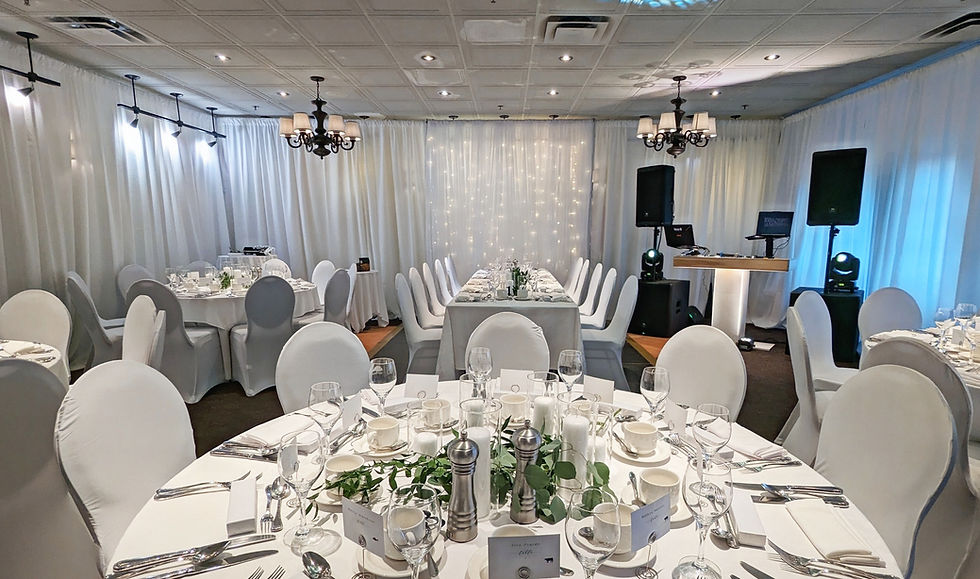 Productions Master D et DJ Master D, DJ Wonder à l'animation d'un mariage en août 2023 à l'Auberge Godefroy de Bécancour. Décoration de salle de mariage, drapés blancs, rideaux voilages illuminés et housses de chaises en lycras blanc