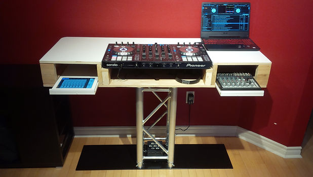 l'envers d'une table de dj podium sur mesure blanche avec tablettes