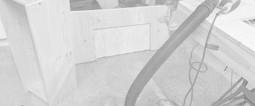 confection du dessus d'une table de dj podium sur mesure dans atelier de menuiserie