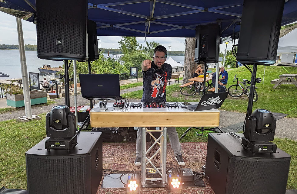 Productions Master D, animation de la Terrasse Éphémère à thématique années 80 à la Place du Village du Vieux Pointe-Aux-Trembles, avec Dj Charley