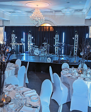 Party de bureau tout inclus avec salle de réception, décoration de salle, dj, animateur, groupe de musique, photographe et photobooth.