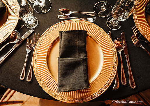 habillage de table avec sous-assiettes dorées pour un mariage à La Distinction de Joliette