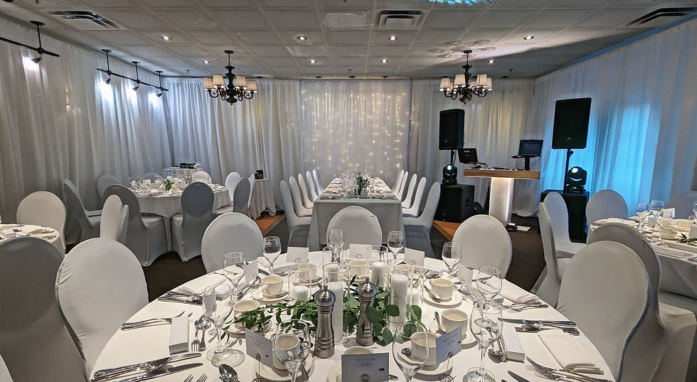 Productions Master D et DJ Master D, DJ Wonder à l'animation d'un mariage en août 2023 à l'Auberge Godefroy de Bécancour. Décoration de salle de mariage, drapés blancs, rideaux voilages illuminés et housses de chaises en lycras blanc