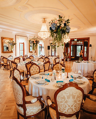 Planification complète pour mariage, avec décoration de salle, animation, dj, célébrant et photographe.