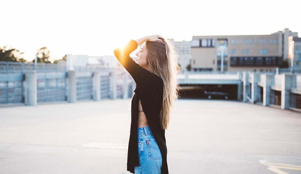 空の裁判所に立っウーマン