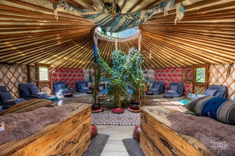 önismereti elvonulás jurta térben, természetközeli belső tér, testtudat és jelenlét gyakorlása biztonságos, megtartó közegben