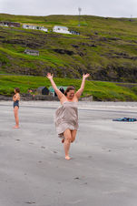 felszabadult mozgás és öröm a természetben, önazonosság és szabadság megélése elvonulás során