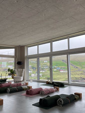 panorámás beltéri tér kilátással a természetre, jelenlét és mély belső munka támogatása elvonuláson