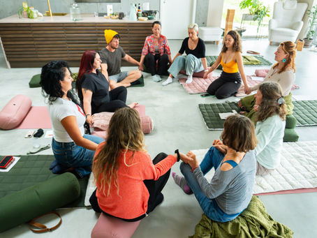 Kiscsoportos testtudat- és jelenlétalapú foglalkozás résztvevői körben ülve, nyugodt térben.