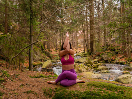 jóga a természetben testtudat és belső egyensúly megélése erdei környezetben