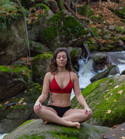 Meditáció természetben, ahol a csend és a jelenlét támogatja a testhez való mély kapcsolódást.