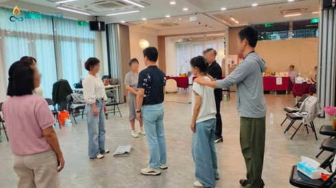學員兩兩一組,進行搭肩與肢體互動演練
