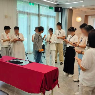 學員圍繞擺有牌卡桌子,進行互動與討論