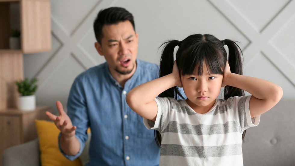客厅里,一名扎双马尾的小女孩双手捂耳,表情不悦;父親穿蓝衬衫皱眉伸手说话,气氛紧张。
