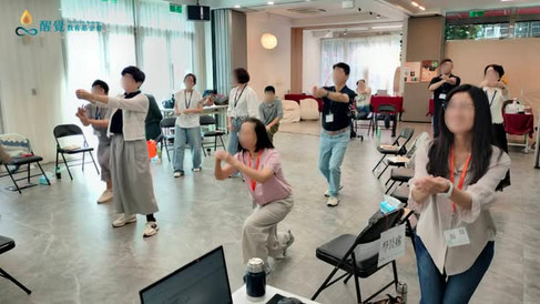 學員平舉雙手,進行肢體伸展與伸展演練