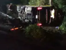 Acidente com ônibus de passageiros deixa ao menos um morto e mais de 10 feridos na freeway