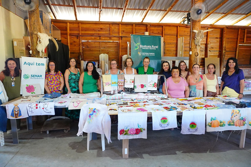 Curso gratuito de Tingimento e Pintura em Tecido é concluído com formação de participantes em Gravataí