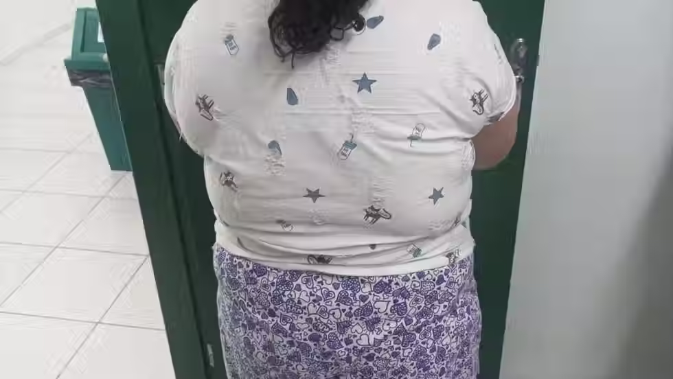 Mulher de 37 anos se passa por criança e engana família por mais de um ano