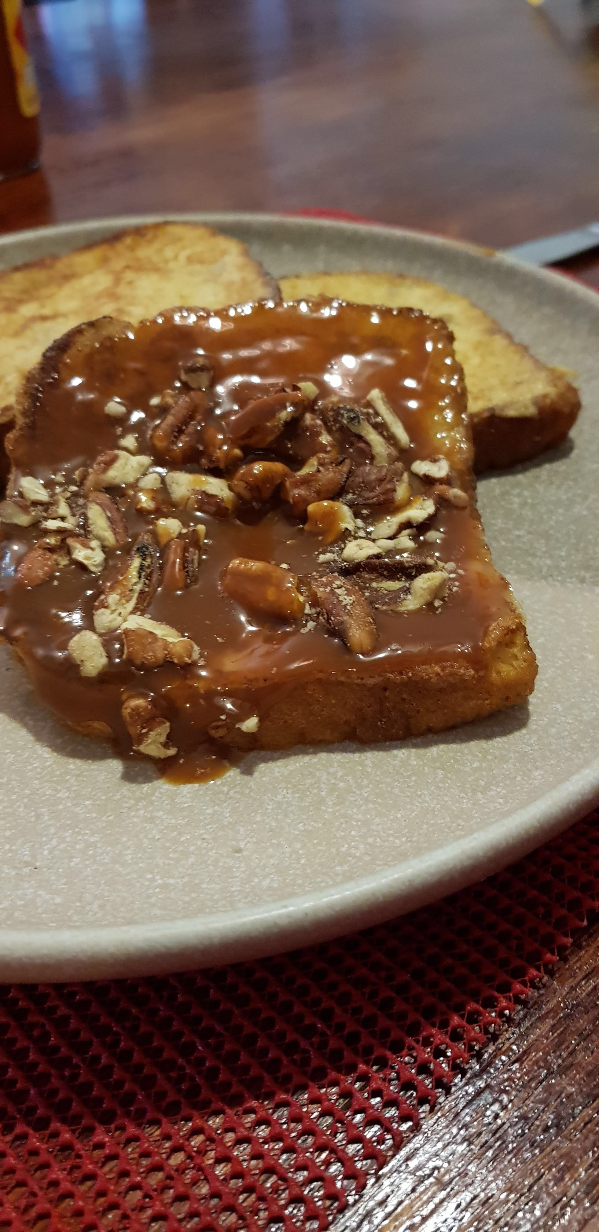 Pan Francés con cajeta y nuez con caf de olla