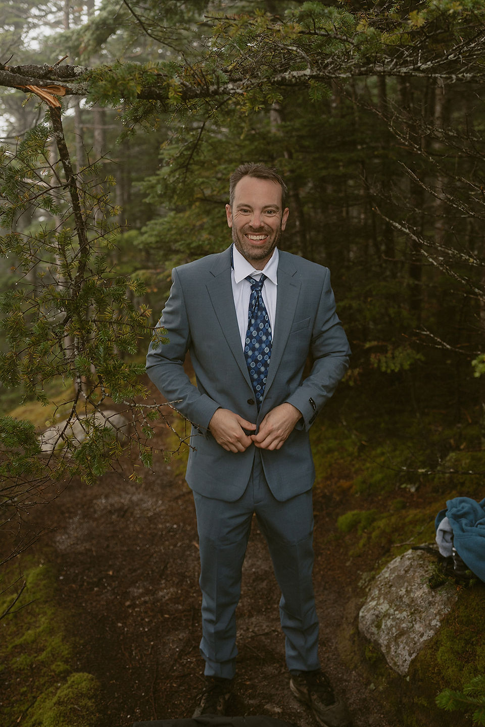 groom getting ready for mount Osceola elopement day