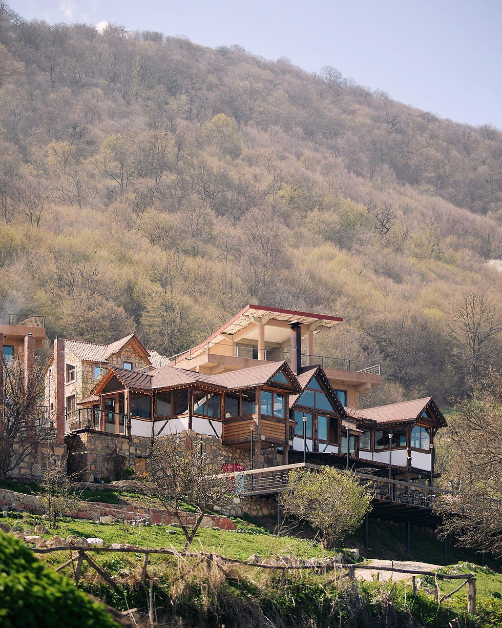 Сегодняшний APAGA Resort занимает огромную территорию с коттеджами, конюшней, прудами и самым большим в регионе Парком Приключений