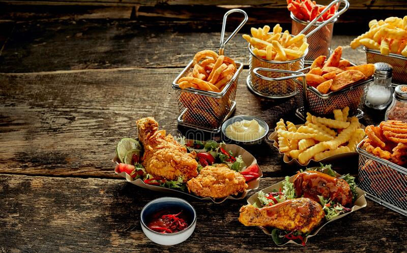 Жители Москвы предпочитают обедать фастфудом. Количество посетителей ресторанов быстрого питания по итогам прошлого года в четыре раза превысило число гостей классических ресторанов и кафе.