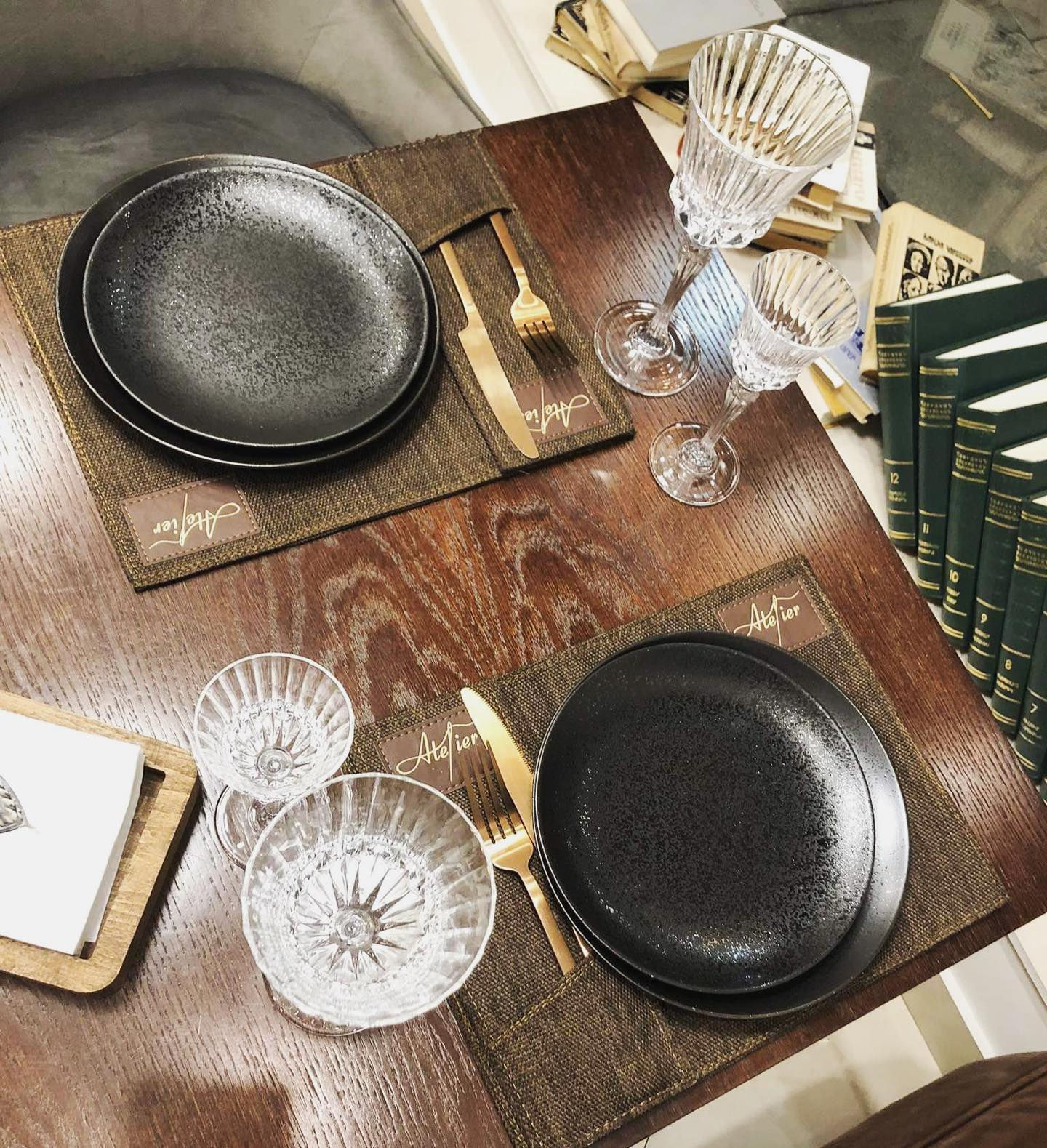 "АТЕЛЬЕ" КАФЕ-КЛУБ  «ԱՏԵԼԻԵ» ՍՐՃԱՐԱՆ-ԱԿՈՒՄԲ  "ATELIER" CAFE-CLUB