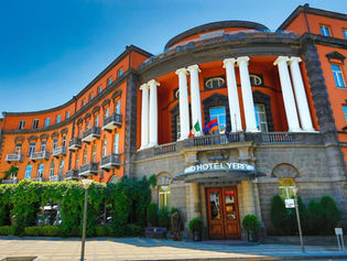 Grand Hotel Yerevan - тут останавливался Шарль Азнавур
