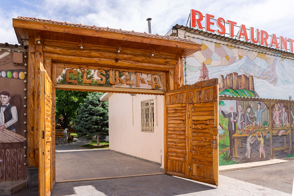 Нестандартный вариант развлечения и отдыха, который никого не оставит равнодушным: цветущая природа, яркие краски и гармоничное настроение — все это ресторан «Yntaniq».