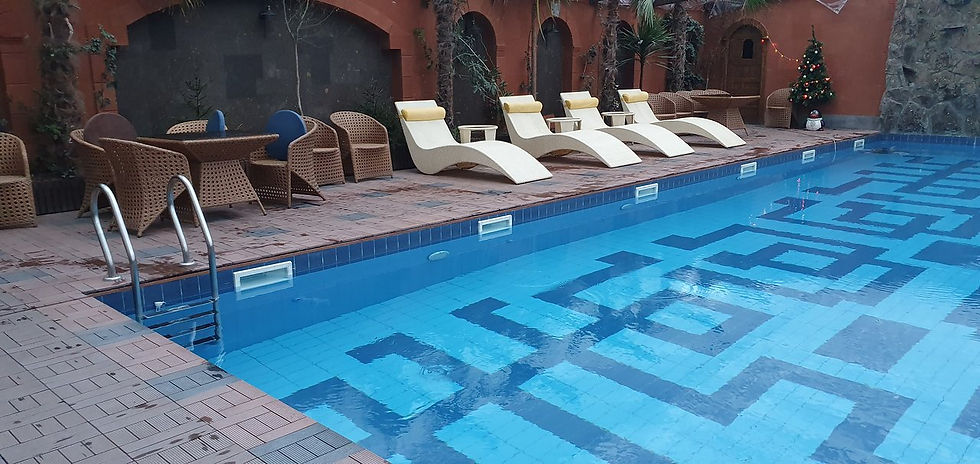 Бассейны в гостиницах относятся к классу общественных с небольшой проходимостью. Таким образом, при проектировании чаши, окружающего оборудования и систем водоподготовки нужно исходить из требования именно к общественным бассейнам.