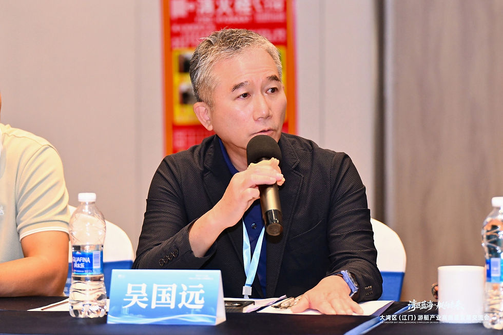 GBAYCIA Chairman Ricky Ng discussing Greater Bay Area maritime development at the Jiangmen Yacht Industry Exchange in Silver Lake Bay. 大灣區遊艇郵輪產業協會主席吳國遠在江門銀湖灣游艇產業高質量發展交流會上探討大灣區海事發展。