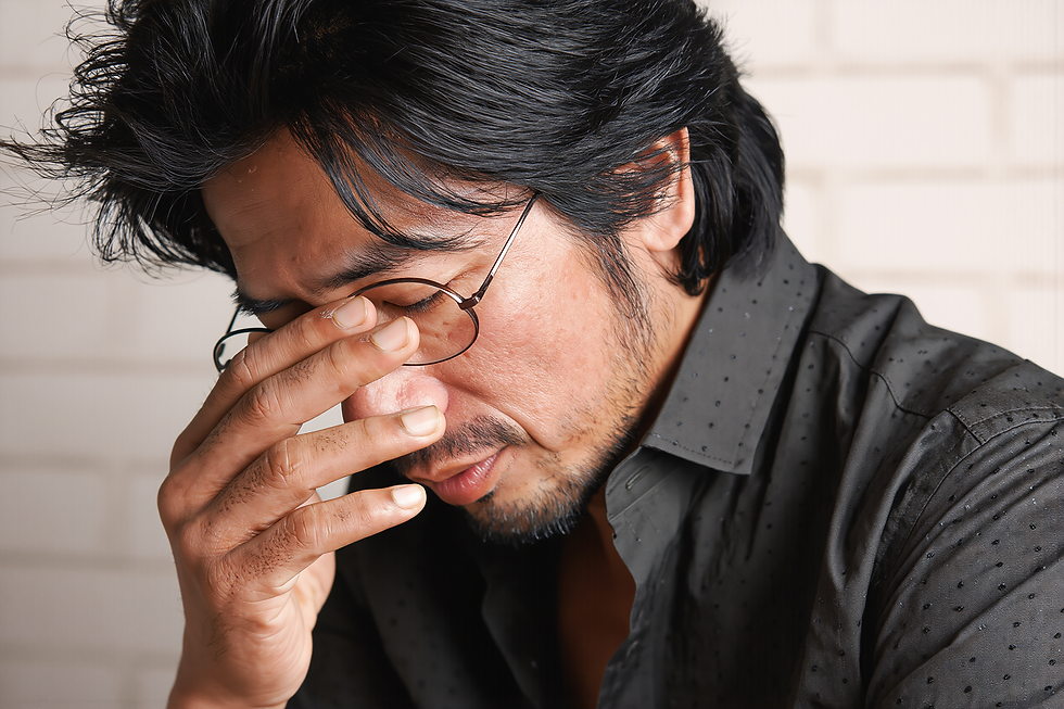 男士因視網膜中央動脈阻塞引致突發性視力喪失而以手掩眼感到痛苦 — Man covering eye in distress experiencing sudden painless vision loss from central retinal artery occlusion