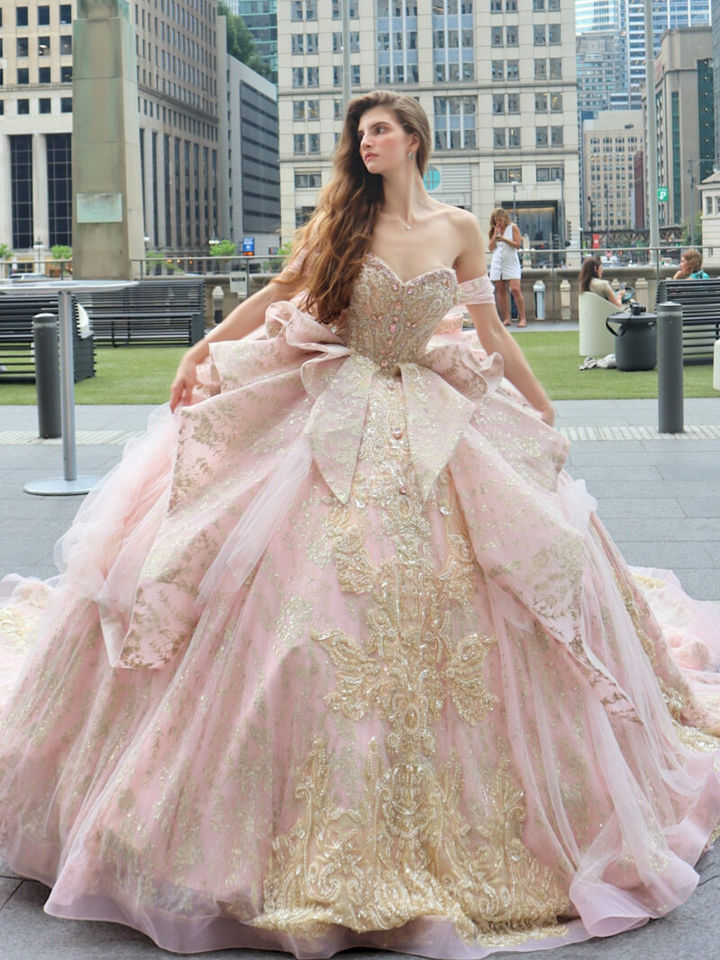 Roségoldenes Couture-Königinnenkleid mit Stickerei, Schleppe und Ballrock – luxuriöses Schützenfestkleid für Schützenköniginnen