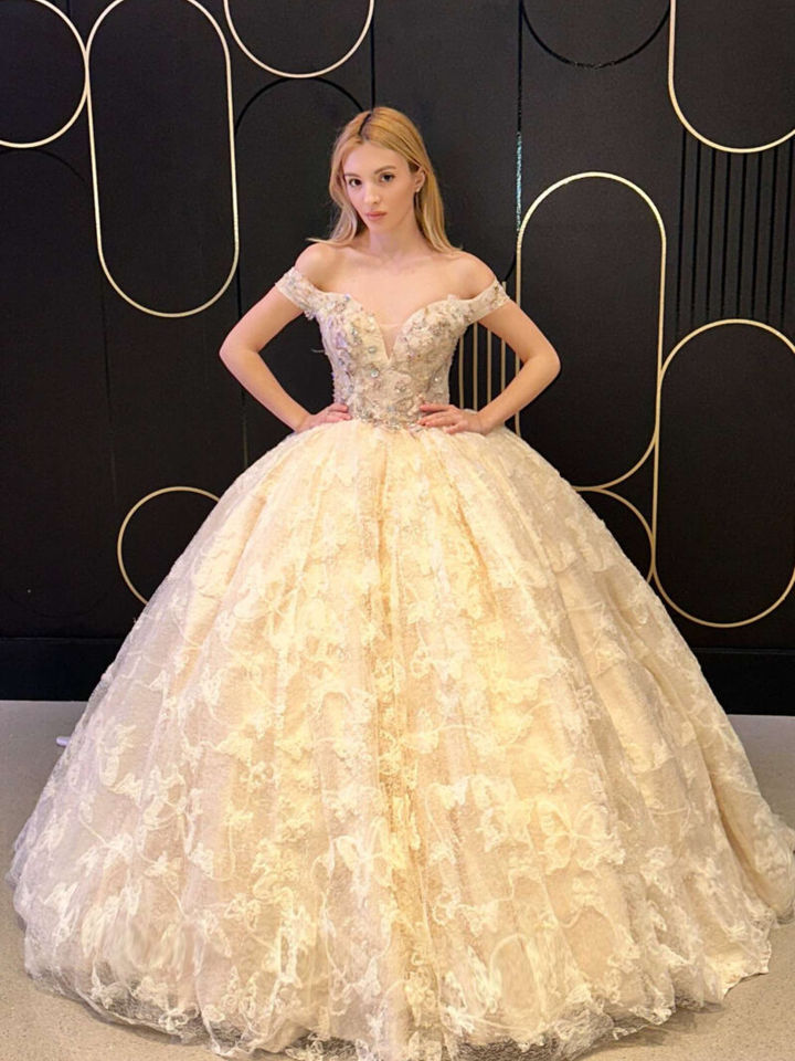 Champagnerfarbenes Königinnenkleid mit Spitzenstickerei und voluminösem Prinzessinnenrock – exklusives Schützenfestkleid für Königinnen