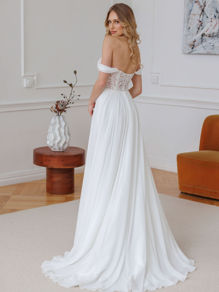 Rückenfreies fließendes Brautkleid mit Schleppe – modernes minimalistisches Hochzeitskleid im Fit and Flare Stil