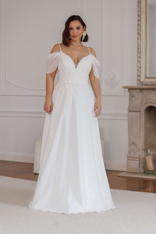 Plus Size Brautkleid mit Off-Shoulder-Trägern und fließendem Rock – romantisches Curvy Hochzeitskleid für die Hochzeit