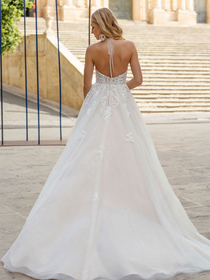Schlichtes Brautkleid mit Rückenausschnitt und langer Schleppe – elegantes modernes A-Linien Brautkleid