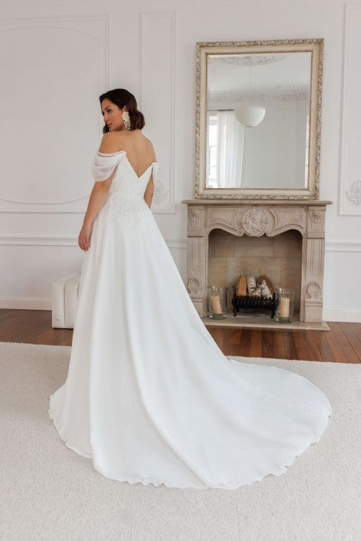 Curvy Brautkleid mit Off-Shoulder-Ausschnitt und langer Schleppe – elegantes Plus Size Brautkleid im A-Linien Stil für moderne Bräute