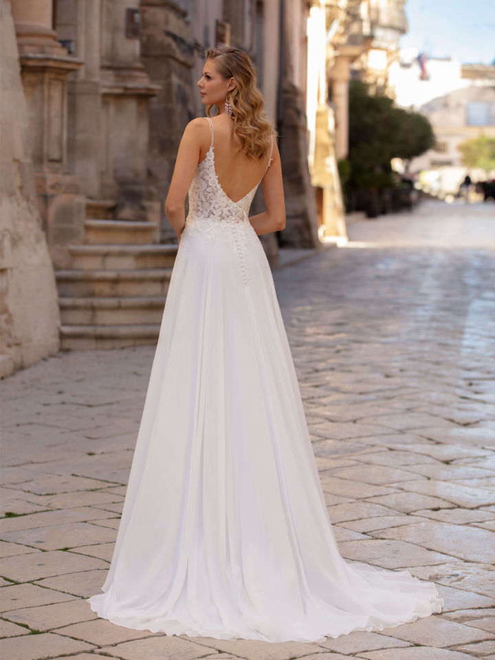 Rückenfreies Brautkleid mit fließendem Rock und Schleppe – elegantes modernes Fit and Flare Hochzeitskleid