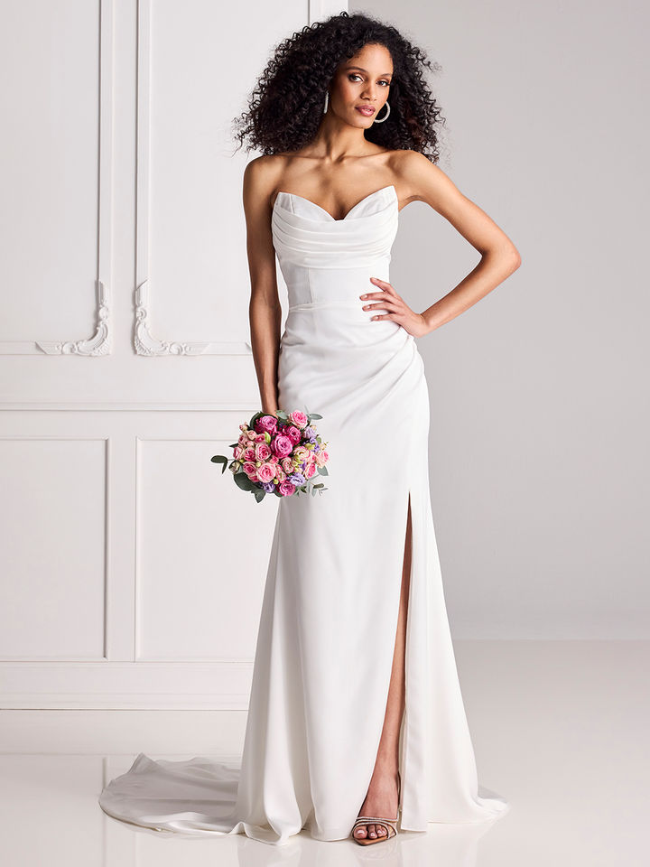 Schlichtes Brautkleid mit Herzausschnitt und Beinschlitz – elegantes modernes Hochzeitskleid für Bräute