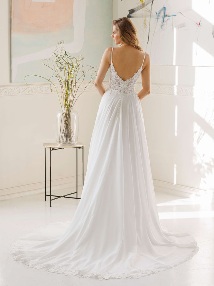 Schlichtes Satin Brautkleid mit Beinschlitz und fließendem Rock – modernes elegantes Hochzeitskleid für die Hochzeit