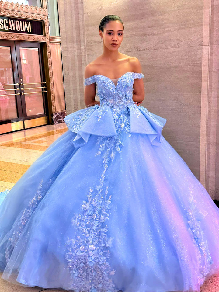 Hellblaues Königinnenkleid mit Corsage, Schleppe und voluminösem Ballrock – elegantes Schützenfestkleid für Königinnen