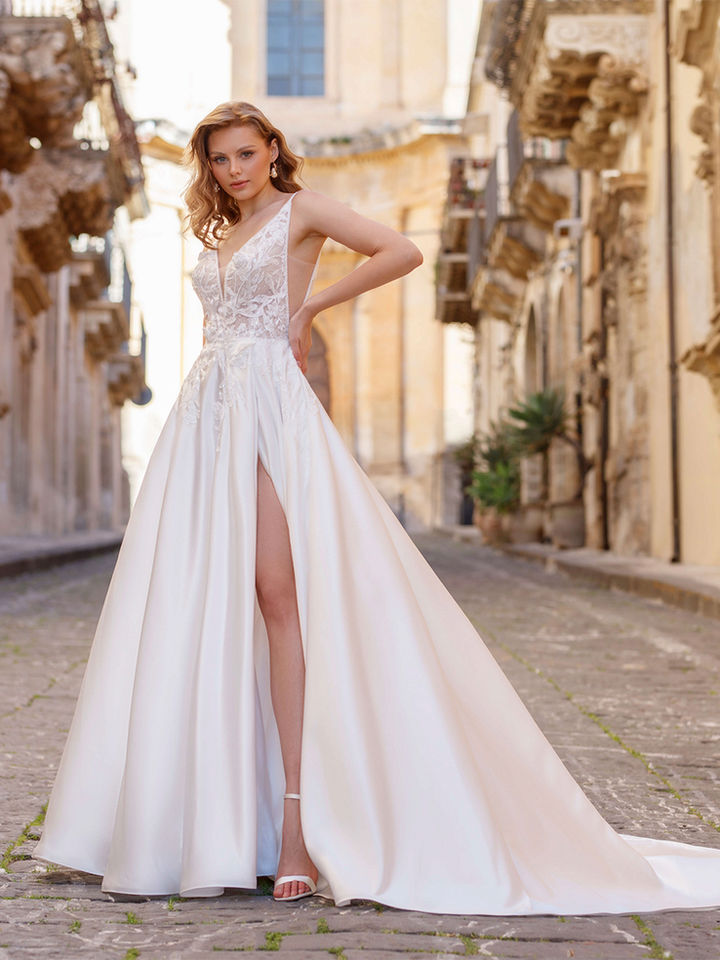 Satin Brautkleid mit Beinschlitz und langer Schleppe – modernes schlichtes Hochzeitskleid im A-Linien Stil