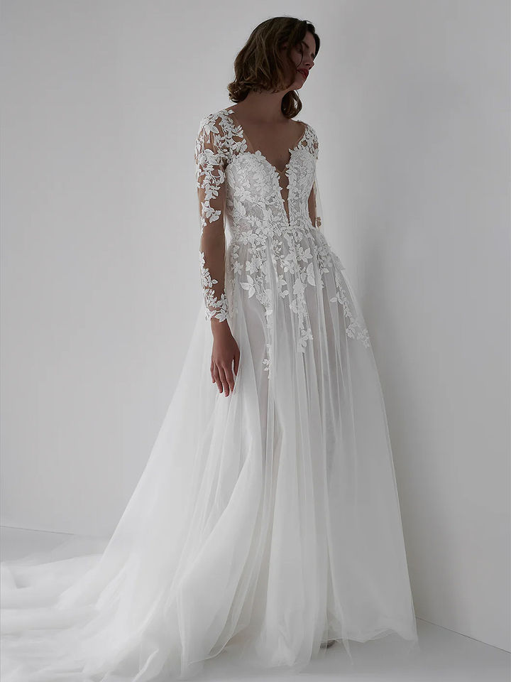 Prinzessinnen Brautkleid mit floraler Spitze, transparenten Ärmeln und XXL-Tüllschleppe – luxuriöses romantisches Hochzeitskleid für Bräute