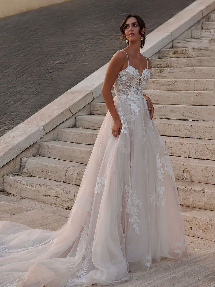 Prinzessinnen Brautkleid mit floraler Spitze und XXL-Schleppe – romantisches elegantes Hochzeitskleid für moderne Bräute